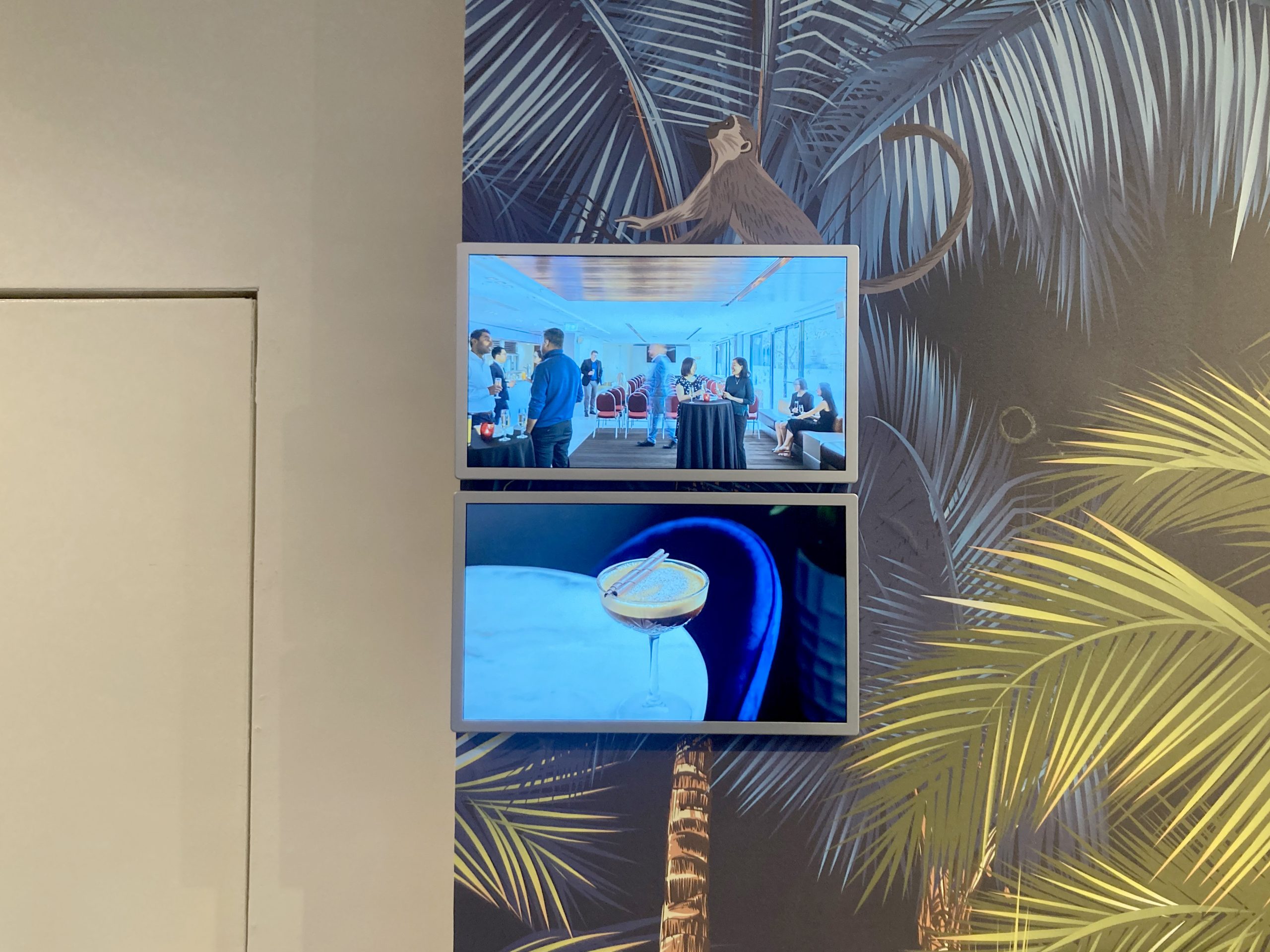 Crowne Plaza Canberra - Videri All-in-One Digital Signage Installation