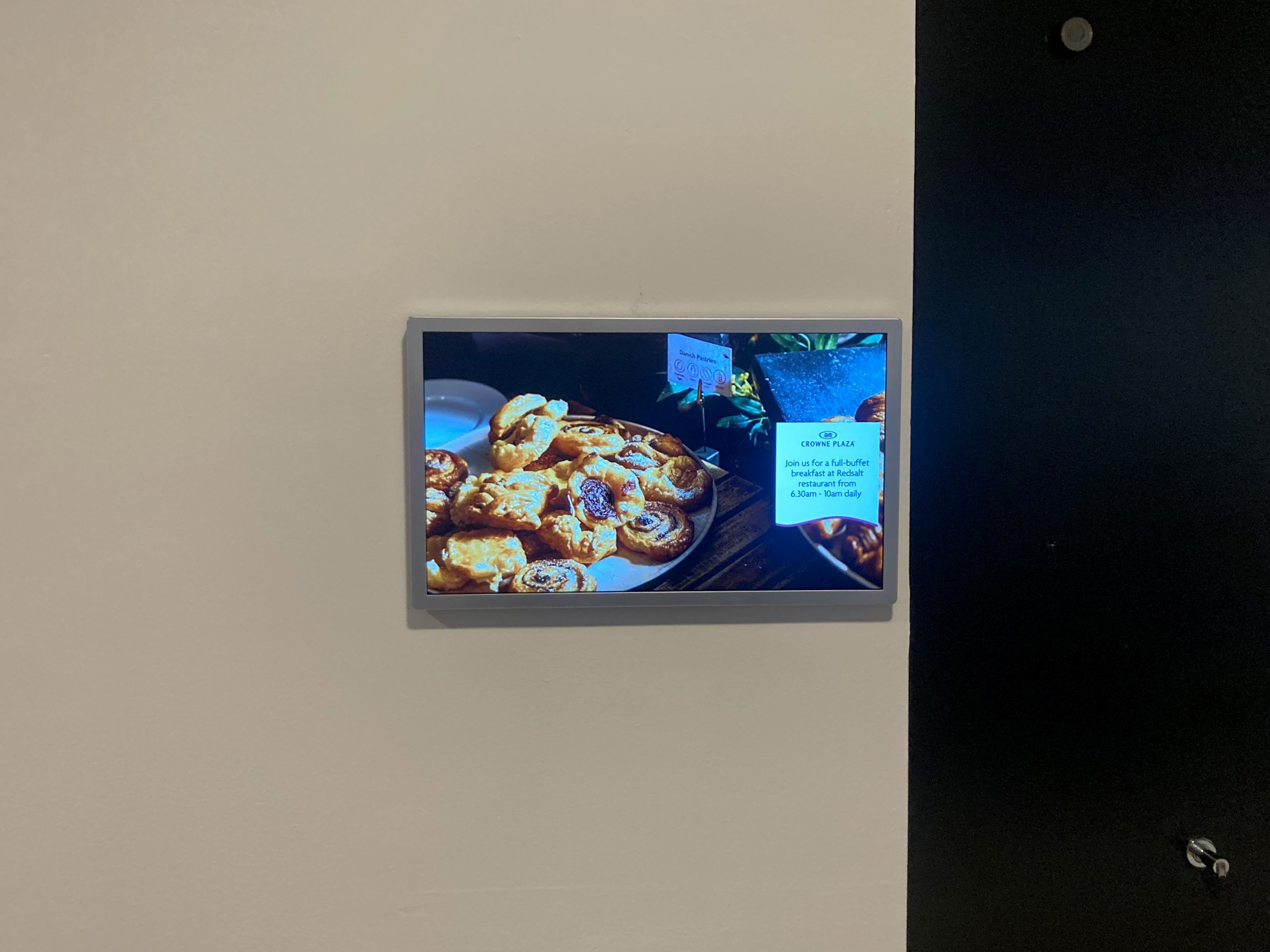 Crowne Plaza Canberra - Videri All-in-One Digital Signage Installation